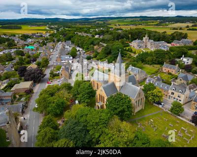 Vista aerea del centro della città di Dornoch e della cattedrale di Dornoch a Sutherland, Scozia, Regno Unito Foto Stock