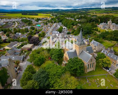 Vista aerea del centro della città di Dornoch e della cattedrale di Dornoch a Sutherland, Scozia, Regno Unito Foto Stock