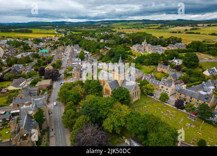 Vista aerea del centro della città di Dornoch e della cattedrale di Dornoch a Sutherland, Scozia, Regno Unito Foto Stock