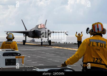 220729-N-CM110-1097 OCEANO PACIFICO (29 luglio 2022) – un aereo F-35B Lightning II assegnato a Marine Strike Fighter Squadron (VMFA) 121 taxi sul ponte di volo a bordo della nave da assalto anfibio USS Tripoli (LHA 7), 29 luglio 2022. Tripoli opera nell'area operativa della flotta USA 7th per migliorare l'interoperabilità con alleati e partner e servire come forza di risposta pronta a difendere la pace e mantenere la stabilità nella regione Indo-Pacific. (STATI UNITI Foto Navy di Mass Communication Specialist 3rd Classe Maci Sternod) Foto Stock