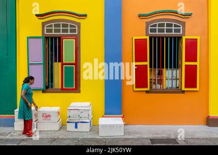 Una donna si trova accanto alla colorata Casa di Tan Teng Niah a Little India, Singapore Foto Stock