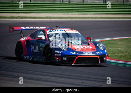 Porsche 911 GT3 Racing super auto azione veloce guida su asfalto pista. Imola, Italia, giugno 18 2022. DTM Foto Stock