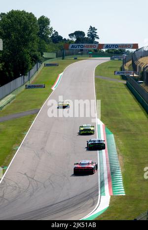 Gruppo di auto da turismo da corsa con vista posteriore su pista asfaltata. Imola, Italia, giugno 18 2022. DTM Foto Stock