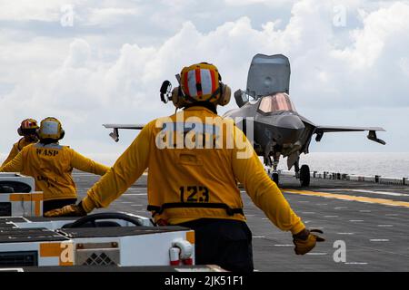 220729-N-CM110-1091 OCEANO PACIFICO (29 luglio 2022) – un aereo F-35B Lightning II assegnato a Marine Strike Fighter Squadron (VMFA) 121 si prepara al lancio dal ponte di volo a bordo della nave d'assalto anfibio USS Tripoli (LHA 7), 29 luglio 2022. Tripoli opera nell'area operativa della flotta USA 7th per migliorare l'interoperabilità con alleati e partner e servire come forza di risposta pronta a difendere la pace e mantenere la stabilità nella regione Indo-Pacific. (STATI UNITI Foto Navy di Mass Communication Specialist 3rd Classe Maci Sternod) Foto Stock