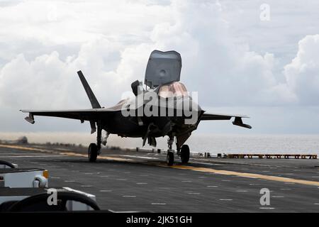 220729-N-CM110-1141 OCEANO PACIFICO (29 luglio 2022) – un F-35B Lightning II assegnato a Marine Strike Fighter Squadron (VMFA) 121 lancia dal ponte di volo a bordo della nave da assalto anfibio USS Tripoli (LHA 7), 29 luglio 2022. Tripoli opera nell'area operativa della flotta USA 7th per migliorare l'interoperabilità con alleati e partner e servire come forza di risposta pronta a difendere la pace e mantenere la stabilità nella regione Indo-Pacific. (STATI UNITI Foto Navy di Mass Communication Specialist 3rd Classe Maci Sternod) Foto Stock