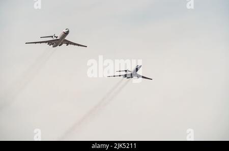 Russia, San Pietroburgo, 28 luglio 2022: Aerei militari ed elicotteri dell'aviazione militare volano sulla città in occasione della celebrazione della Giornata della Marina Foto Stock