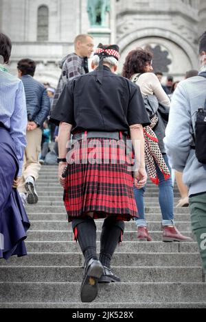 PARIGI / FRANCIA - 10 giugno 2019: L'uomo turistico scozzese in visita a Montmartre a Parigi, Francia Foto Stock