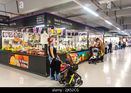 Bancarella di frutta e verdura nei mercati interni di Barnsley, May Day Green, Barnsley, South Yorkshire, Inghilterra, Regno Unito Foto Stock