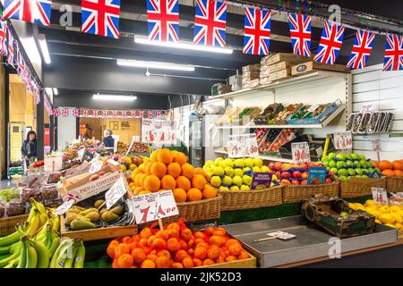 Bancarella di frutta e verdura nei mercati interni di Barnsley, May Day Green, Barnsley, South Yorkshire, Inghilterra, Regno Unito Foto Stock