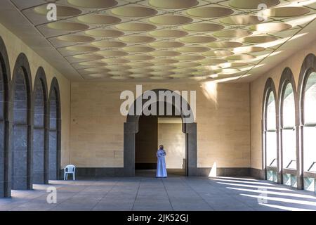 Doha, Qatar - 2018, gennaio, 18th - una guardia locale vestita in tipico centro-est chiude all'interno del museo d'arte islamico a Doha, Qatar Foto Stock