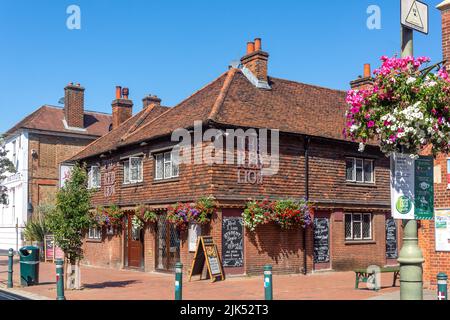 Xvii secolo il Pub Red Lion, High Street, Egham Surrey, Inghilterra, Regno Unito Foto Stock