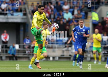 Cardiff, Regno Unito. 30th luglio 2022. Andrew Omobamidele di Norwich City in azione. EFL Skybet Championship Match, Cardiff City contro Norwich City al Cardiff City Stadium di Cardiff, Galles, sabato 30th luglio 2022. Questa immagine può essere utilizzata solo a scopo editoriale. Solo per uso editoriale, licenza richiesta per uso commerciale. Nessun uso in scommesse, giochi o un singolo club/campionato/player pubblicazioni. pic di Andrew Orchard/Andrew Orchard sport fotografia/Alamy Live news credito: Andrew Orchard sport fotografia/Alamy Live News Foto Stock