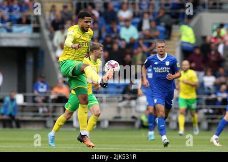 Cardiff, Regno Unito. 30th luglio 2022. Andrew Omobamidele di Norwich City in azione. EFL Skybet Championship Match, Cardiff City contro Norwich City al Cardiff City Stadium di Cardiff, Galles, sabato 30th luglio 2022. Questa immagine può essere utilizzata solo a scopo editoriale. Solo per uso editoriale, licenza richiesta per uso commerciale. Nessun uso in scommesse, giochi o un singolo club/campionato/player pubblicazioni. pic di Andrew Orchard/Andrew Orchard sport fotografia/Alamy Live news credito: Andrew Orchard sport fotografia/Alamy Live News Foto Stock