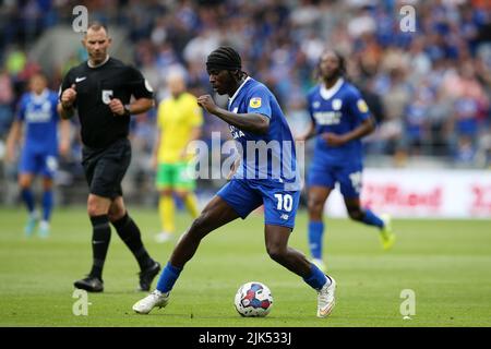 Cardiff, Regno Unito. 30th luglio 2022. Sheyi Ojo della città di Cardiff in azione. EFL Skybet Championship Match, Cardiff City contro Norwich City al Cardiff City Stadium di Cardiff, Galles, sabato 30th luglio 2022. Questa immagine può essere utilizzata solo a scopo editoriale. Solo per uso editoriale, licenza richiesta per uso commerciale. Nessun uso in scommesse, giochi o un singolo club/campionato/player pubblicazioni. pic di Andrew Orchard/Andrew Orchard sport fotografia/Alamy Live news credito: Andrew Orchard sport fotografia/Alamy Live News Foto Stock