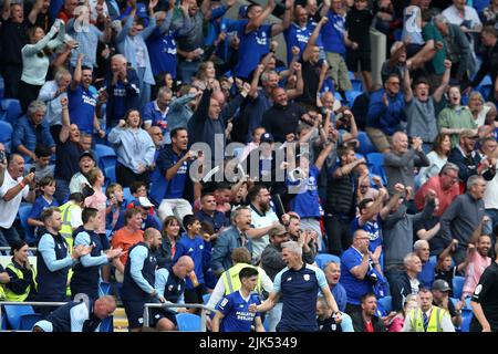 Cardiff, Regno Unito. 30th luglio 2022. Steve Morison, il manager di Cardiff City festeggia dopo la vittoria dei suoi team 1-0. EFL Skybet Championship Match, Cardiff City contro Norwich City al Cardiff City Stadium di Cardiff, Galles, sabato 30th luglio 2022. Questa immagine può essere utilizzata solo a scopo editoriale. Solo per uso editoriale, licenza richiesta per uso commerciale. Nessun uso in scommesse, giochi o un singolo club/campionato/player pubblicazioni. pic di Andrew Orchard/Andrew Orchard sport fotografia/Alamy Live news credito: Andrew Orchard sport fotografia/Alamy Live News Foto Stock