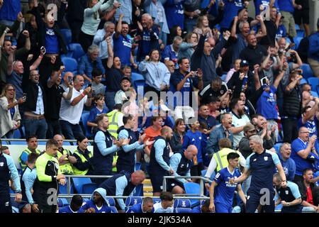 Cardiff, Regno Unito. 30th luglio 2022. Steve Morison, il manager di Cardiff City festeggia dopo la vittoria dei suoi team 1-0. EFL Skybet Championship Match, Cardiff City contro Norwich City al Cardiff City Stadium di Cardiff, Galles, sabato 30th luglio 2022. Questa immagine può essere utilizzata solo a scopo editoriale. Solo per uso editoriale, licenza richiesta per uso commerciale. Nessun uso in scommesse, giochi o un singolo club/campionato/player pubblicazioni. pic di Andrew Orchard/Andrew Orchard sport fotografia/Alamy Live news credito: Andrew Orchard sport fotografia/Alamy Live News Foto Stock