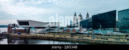 Vista dello skyline di Liverpool con il Museo di Liverpool e le banchine. Foto panoramiche ad alta risoluzione. Liverpool, Regno Unito, 29 luglio 2022 Foto Stock