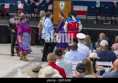 Fort Lauderdale, Florida, Stati Uniti. 30th luglio 2022. Gli anziani tribali della nazione di Chickasaw dall'Oklahoma eseguono una danza di benedizione durante la cerimonia di commissioning per la USS Fort Lauderdale (LPD 28), Port Everglades, Florida. La USS Fort Lauderdale (LPC28) è una nave di trasporto anfibio di classe San Antonio. Credit: UPI/Alamy Live News Foto Stock