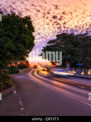 Ingresso al ponte di Head Street attraverso il lago Wallis tra le città di Forster e Tuncurry sulla costa pacifica dell'Australia al tramonto. Foto Stock