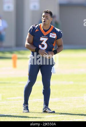 Englewood, Colorado, Stati Uniti. 29th luglio 2022. Denver Broncos QB RUSSELL WILSON guarda sul campo durante la pratica del campo di allenamento Sabato pomeriggio. (Credit Image: © Hector Acevedo/ZUMA Press Wire) Foto Stock