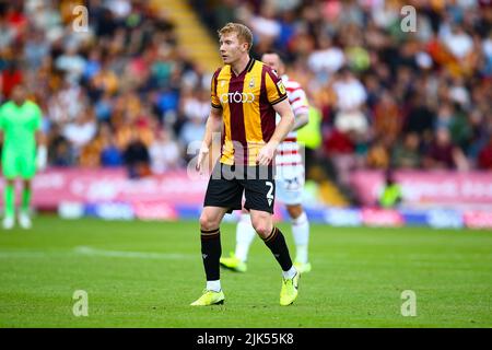 The University of Bradford Stadium, Bradford, Inghilterra - 30th luglio 2022 Brad Halliday (2) di Bradford - durante la partita Bradford City contro Doncaster Rovers, Sky Bet League Two, 2022/23, The University of Bradford Stadium, Bradford, Inghilterra - 30th luglio 2022 Credit: Arthur Haigh/WhiteRosePhotos/Alamy Live News Foto Stock