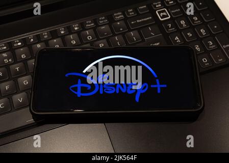 logo disney su cellulare , sfondo è una tastiera , Sydney Australia Luglio 30 2022 Foto Stock
