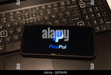 Logo PayPal sul telefono cellulare , Sydney Australia Luglio 30 2022 Foto Stock