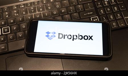 Logo dropbox sul cellulare , Sydney Australia Luglio 30 2022 Foto Stock