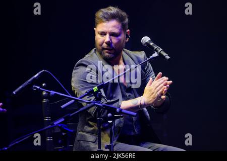 Teatro Real, Madrid, Spagna. 30th luglio 2022. Universal Music Festival 2022, Tributo a Paco de Lucia, Infinito. Cantante Miguel Poveda. Credit: EnriquePSans/Alamy Live News Foto Stock