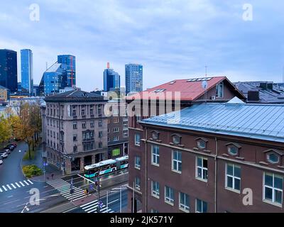 Tallinn, Estonia - 5 ottobre 2021: Tallinn è una città di contrasti. Autunno in città. Alti edifici e edifici ordinari, strade tranquille con auto Foto Stock