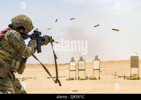 Base aerea del Principe Sultano, Arabia Saudita. 8th luglio 2022. U.S. Air Force Master Sgt. Kourtney Haggins, 378th Expeditionary Security Forces Squadron primo sergeant, spara una carbine M4 su auto completa al poligono di tiro del Prince Sultan Air base, Regno dell'Arabia Saudita, 8 luglio 2022. L'ESFS del 378th ha invitato la leadership dell'Ala Air Expeditionary del 378th a vedere alcune delle attrezzature dello squadrone e a sentire le sue capacità in prima persona. Credit: U.S. Air Force/ZUMA Press Wire Service/ZUMAPRESS.com/Alamy Live News Foto Stock