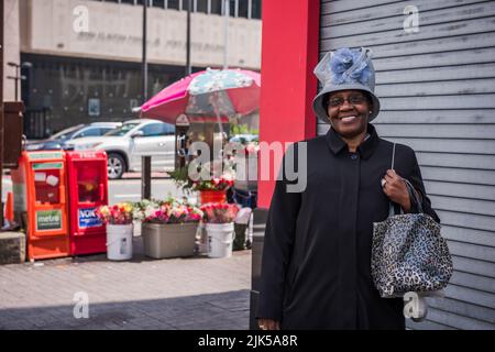 New York, NY/USA - 05-07-2016: Donna afro-americana che indossa abiti da chiesa e cappello di fantasia. Foto Stock