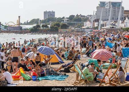 Spiaggia ricca. Migliaia di persone in spiaggia in una calda giornata di sole. Estate, 2022 onda di calore, Southend on Sea, Jubilee Beach. Foto Stock