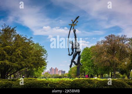 New York, NY/USA - 05-09-2016: Creato per la fiera mondiale del 1964, Rocket Thrower è una scultura in bronzo del 1963 dello scultore americano Donald De Lue. Foto Stock