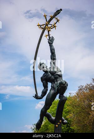 New York, NY/USA - 05-09-2016: Creato per la fiera mondiale del 1964, Rocket Thrower è una scultura in bronzo del 1963 dello scultore americano Donald De Lue. Foto Stock