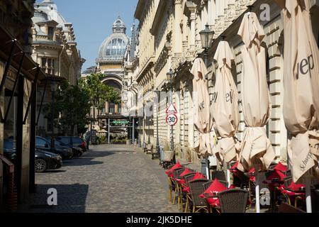 Bucarest, Romania - 29 luglio 2022: Stavropoleos una strada in vecchio stile con edifici con una bella architettura dove bar e ristoranti sono aperti Foto Stock