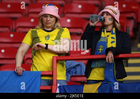 Sheffield, Inghilterra, 26th luglio 2022. I tifosi svedesi aspettano il calcio d'inizio prima della partita del Campionato europeo femminile UEFA 2022 a Bramall Lane, Sheffield. Il credito d'immagine dovrebbe essere: Jonathan Moscrop / Sportimage Foto Stock