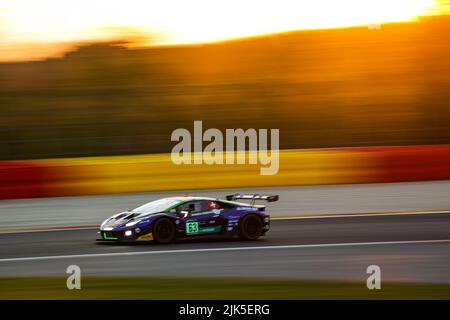 63 Emil Frey Racing, Lamborghini Huracan GT3 Evo di Jack AITKEN, Albert COSTA, Mirko BORTOLOTTI, in azione durante la TotalEnergies 24 ore di Spa 2022, 7th round del Fanatec GT World Challenge Europe Powered by AWS, dal 27 al 31 luglio 2022 2021 sul circuito di Spa-Francorchamps, A Stavelot, Belgio - Foto Florent Gooden / DPPI Foto Stock