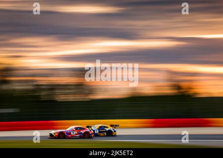 75 SunEnergy1- da SPS, Mercedes-AMG GT3 di Martin KONRAD, Kenny HABUL, Philip ELLIS, Dominik BAUMANN, 05 Haupt Racing Team, Mercedes-AMG GT3 di Florian SCHOLZE, Arjun MAINI, Gabriele PIANA, in azione durante la TotalEnergies 24 ore di Spa 2022, 7th round del 2022 Fanatec GT World Challenge Europe Powered by AWS, dal 27 al 31 luglio 2021 sul Circuit de Spa-Francorchamps, a Stavelot, Belgio - Foto Florent Gooden / DPPI Foto Stock