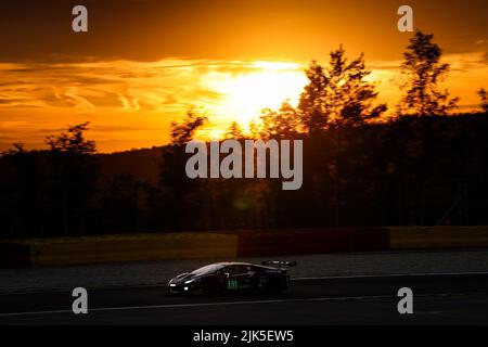 63 Emil Frey Racing, Lamborghini Huracan GT3 Evo di Jack AITKEN, Albert COSTA, Mirko BORTOLOTTI, in azione durante la TotalEnergies 24 ore di Spa 2022, 7th round del Fanatec GT World Challenge Europe Powered by AWS, dal 27 al 31 luglio 2022 2021 sul circuito di Spa-Francorchamps, A Stavelot, Belgio - Foto Florent Gooden / DPPI Foto Stock