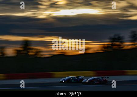 63 Emil Frey Racing, Lamborghini Huracan GT3 Evo di Jack AITKEN, Albert COSTA, Mirko BORTOLOTTI, in azione con 07 Inception Racing, McLaren 720s GT3 di Ollie MILLROY, Brendan IRIBE, Frederik SCHANDORFF, Sebastian PRIAULX, in azione durante la TotalEnergies 24 ore di Spa 2022, 7th round del 2022 Fanatec GT World Challenge Europe Powered by AWS, dal 27 al 31 luglio 2021 sul Circuit de Spa-Francorchamps, a Stavelot, Belgio - Foto Paul Vaicle / DPPI Foto Stock