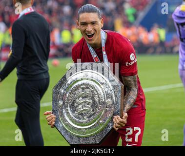 Leicester. 31st luglio 2022. Darwin Nunez di Liverpool detiene il trofeo dopo la partita della Community Shield inglese tra Liverpool e Manchester City a Leicester, in Gran Bretagna, il 30 luglio 2022. Credit: Xinhua/Alamy Live News Foto Stock