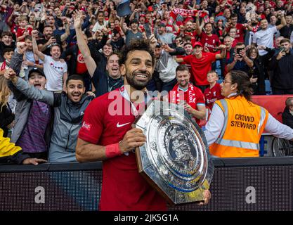 Leicester. 31st luglio 2022. Mohamed Salah di Liverpool festeggia con il trofeo dopo la partita della Community Shield inglese tra Liverpool e Manchester City a Leicester, Gran Bretagna, il 30 luglio 2022. Credit: Xinhua/Alamy Live News Foto Stock