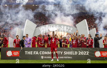 Leicester. 31st luglio 2022. I membri di Liverpool celebrano la loro vittoria durante la cerimonia di premiazione della partita della Community Shield inglese tra Liverpool e Manchester City a Leicester, Gran Bretagna, il 30 luglio 2022. Credit: Xinhua/Alamy Live News Foto Stock