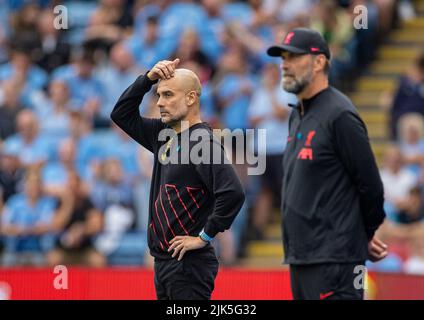 Leicester. 31st luglio 2022. Il direttore di Manchester City, Pep Guardiola (L), sembra essere sconsolato durante la partita della Community Shield inglese tra Liverpool e Manchester City a Leicester, Gran Bretagna, il 30 luglio 2022. Credit: Xinhua/Alamy Live News Foto Stock