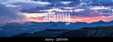 Si annida e si purea nelle nuvole al tramonto sulle Montagne Never Summer, come si vede da Trail Ridge Road nel Rocky Mountain National Park, Colorado Foto Stock