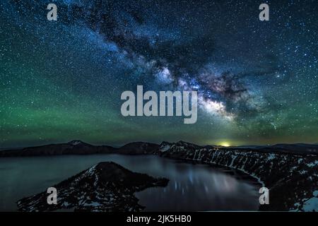 Una brillante Via Lattea si riflette nel Crater Lake, catturato sul Solstice estivo nel Crater Lake National Park, Oregon. Foto Stock