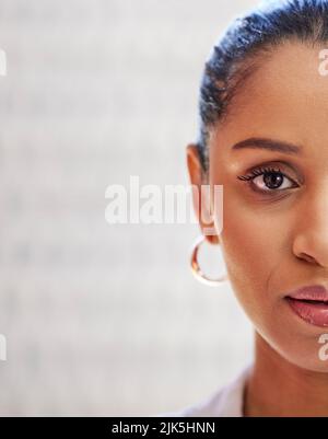 Dai un'occhiata più da vicino. Primo piano di una giovane donna d'affari al lavoro. Foto Stock