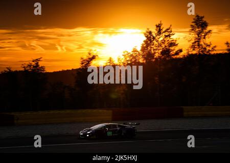 63 Emil Frey Racing, Lamborghini Huracan GT3 Evo di Jack AITKEN, Albert COSTA, Mirko BORTOLOTTI, in azione durante la TotalEnergies 24 ore di Spa 2022, 7th round del Fanatec GT World Challenge Europe Powered by AWS, dal 27 al 31 luglio 2022 2021 sul circuito di Spa-Francorchamps, A Stavelot, Belgio - Foto: Florent Gooden / DPPI/DPPI/LiveMedia Foto Stock