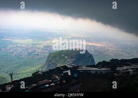 piano di montagna coperto di nuvola densa al mattino Foto Stock